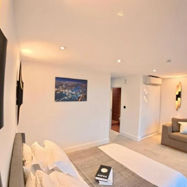 3-bed Charming Soho Penthouse 5min to Oxford Circus Sleep 6 โรงแรมในลอนดอน