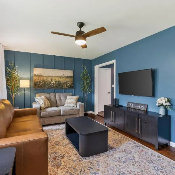 Chic Home with Huge Grassy Yard 7 mins to Arrowhead Stadium, hotel in Independence