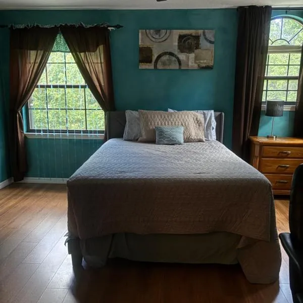 R-Room- 2nd floor in an Awesome Villa 20 minutes from the beach, hotel en Melbourne
