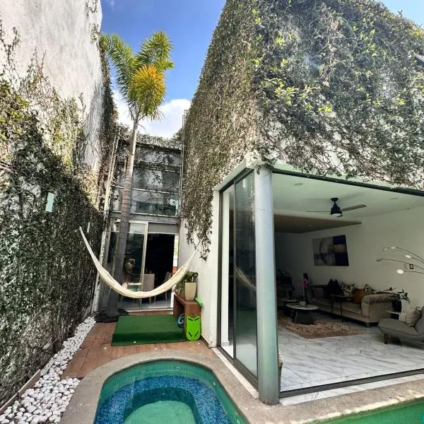 Beautiful House with Climate Pool and Jacuzzi, hotelli kohteessa Colima