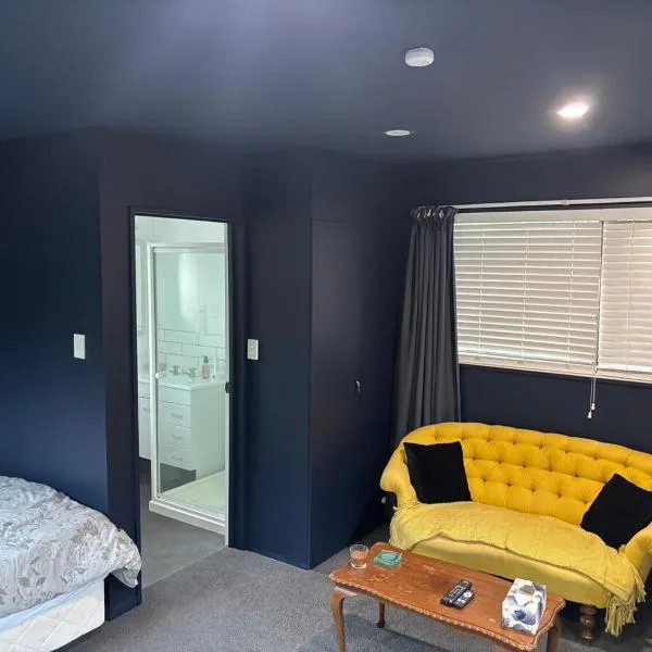 Private and comfortable guesthouse, hotel in Christchurch
