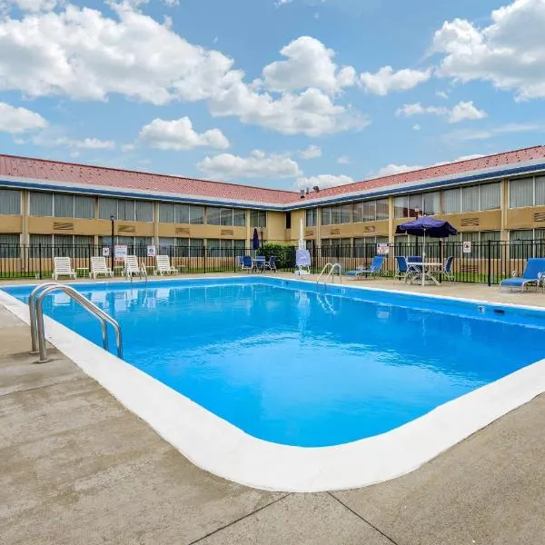 Econo Lodge Inn & Suites Triadelphia - Wheeling, готель у місті Triadelphia