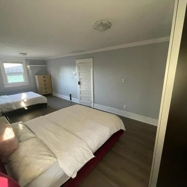 2 queen Beds Over 330 sq ft, Hotel in Vancouver