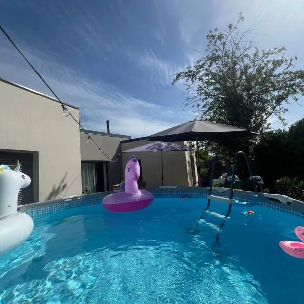 Quiniere - 25 m2 indépendant avec piscine - Wifi, hotell i Blois