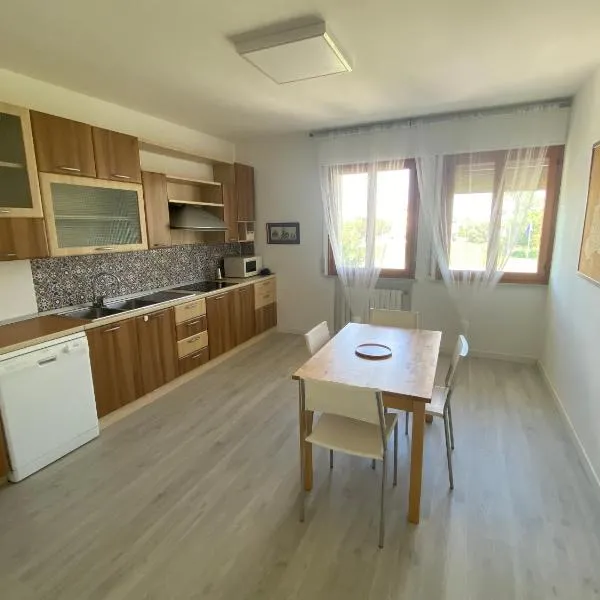Appartamento vista parco vicino alla spiaggia, хотел в Каорле