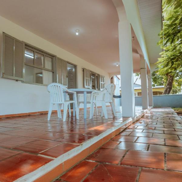 Casa inteira com churrasqueira a 1 quadra da praia para até 14 pessoas