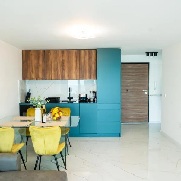 Skyline Apartments - Sea View, Pools, SPA&Free Parking, готель у Варні