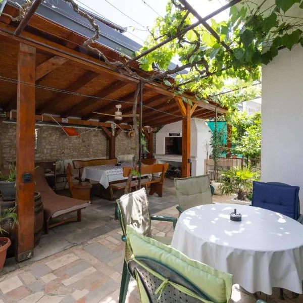 Apartments Sikirica, hotel u gradu Trogir