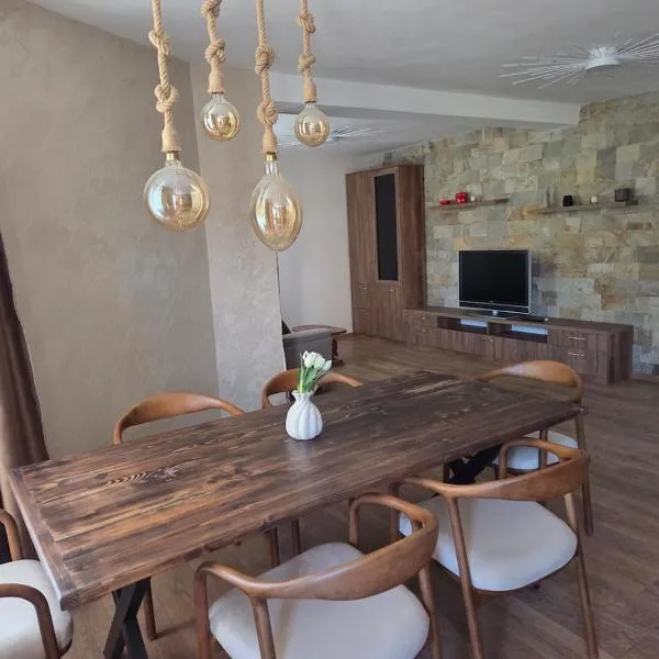 Stylish 2BR Retreat 5m Walk to Sea Garden & Beach, hotel en Burgas