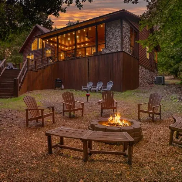 Twilight Pines - Dreamy Cabin w Hot Tub & optional Kids Loft, hotel en Broken Bow