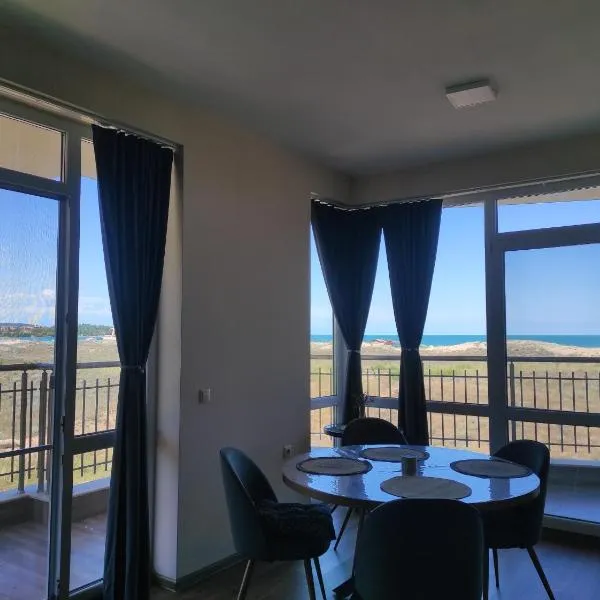 SeaHome Apartment Beachfront Sea View Terrace Quiet Stay Parking، فندق في بريمورسكو