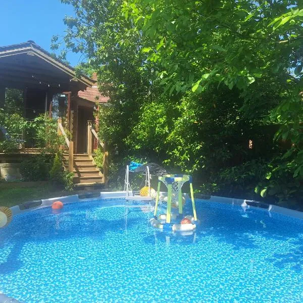 CABIN in hosts huge garden CHILD FRIENDLY with Hens Kittens firepit Marshmallows, hotel di Charing