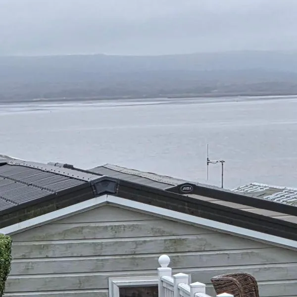2 bedrooms caravan with a sea view, hotel v destinaci Poole