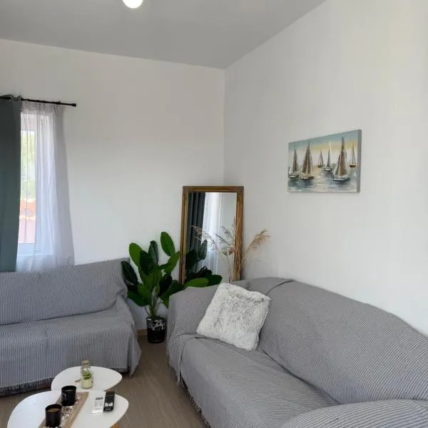 Above the Sea - Sparto: Spartos şehrinde bir otel