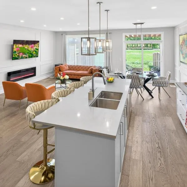 Luxury Niagara 3 Bdr Townhouse /Garage, hotel in Niagara Falls