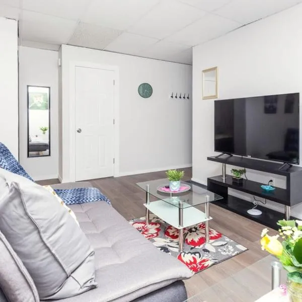 Modern Condo - Chinatown Close to Little Italy, hotel in Ottawa