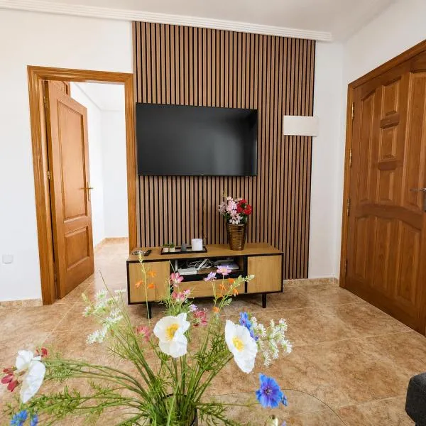 Modern Family Apartment with King Bed, Pool & Huge Terrace, hotel u gradu 'Orihuela Costa'