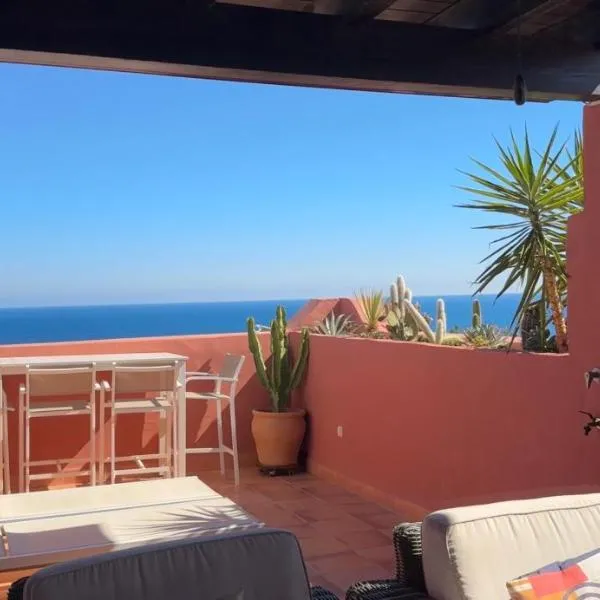 Luxury 3 bed Duplex Penthouse, 3 mins walk to the beach, ξενοδοχείο σε Εστεπόνα