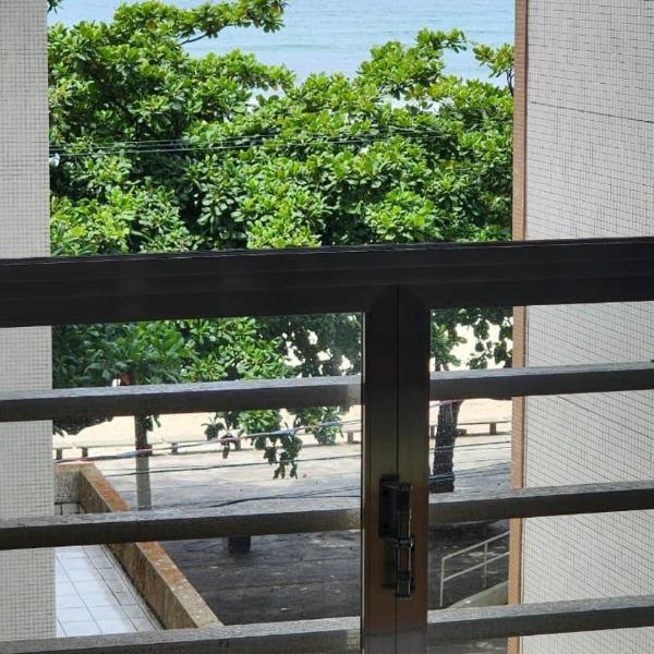 Apartamento pé na areia Guarujá 3 quartos 3 banheiros sala cozinha equipada - Foto 3