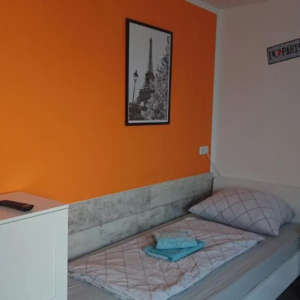 Zweibettzimmer mit Gemeinschaftsküche und Gemeinschaftsbädern, hotel i Hohenstein-Ernstthal