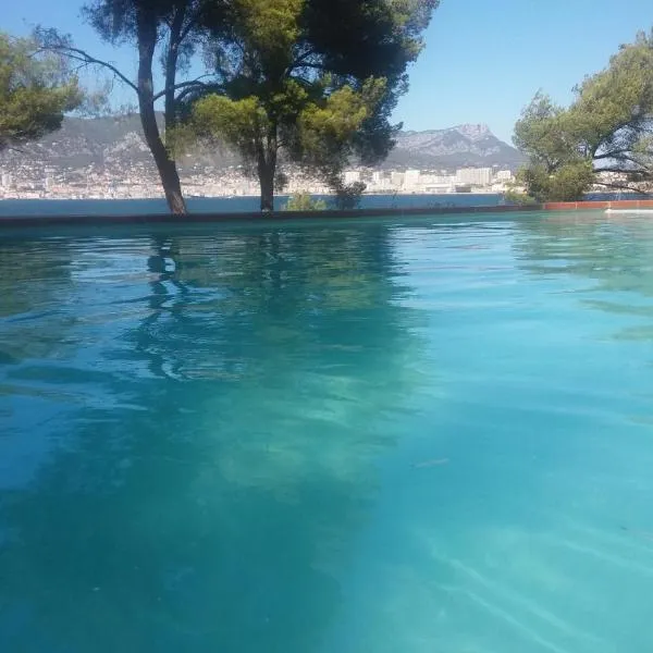 Villa-Chateau Les Terrasses - Tamaris, plage des Sablettes, mer au bas de la propriété, hotel in La Seyne-sur-Mer