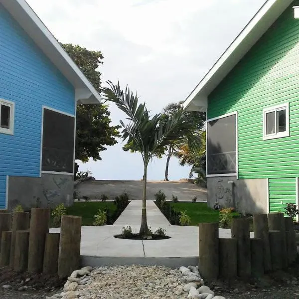 Serenity Beach Cottages, hotell i Utila