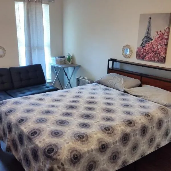 Fletcher Street Private Room with Ensuite Bathroom, Smart TV & Balcony Access, hotel in Atlanta