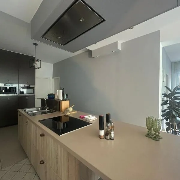 Spacious Family Home For 6 To 8 Guests With 3 Bedrooms And 2 Bathrooms Between Brussels City Center And Brussels Airport, hotel in Brussel