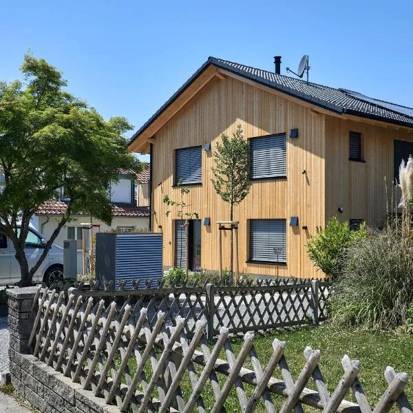 seeglueck ROSENHOF - naturnah Wohnen im Holz100-Vollholzhaus mit Whirlpool und Garten, hotel i Konstanz