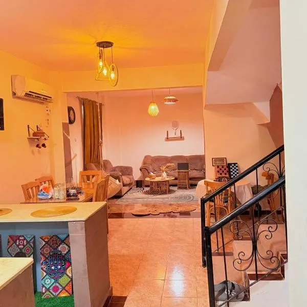Villa in a compound with a rooftop in sheikh zayed, Hotel in Sheikh Zayed