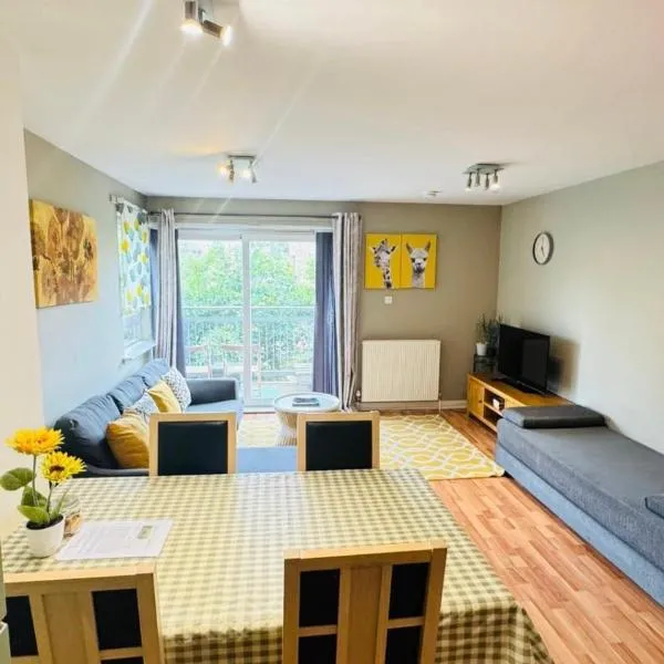 Spacious Home Near Royal Mile with Free Parking, lift and Sunny Balcony, hotel v Edinburghu