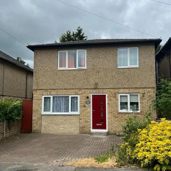 Huntingdon 5 bedroom 4 double beds, off road parking close town centre, hotel in Huntingdon
