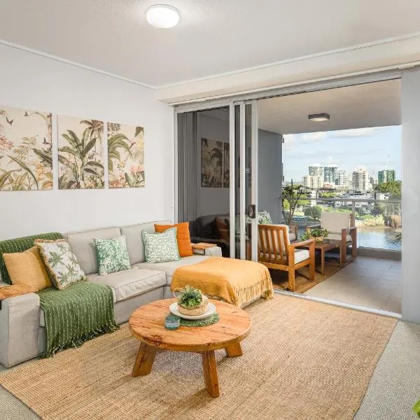 Tropical City Escape-Balcony with Deluxe River & Story Bridge Views-Free Parking, hotel i Brisbane