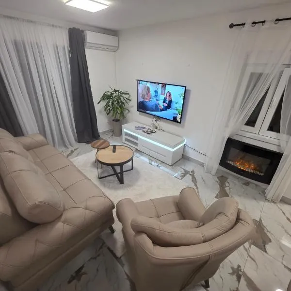 Apartmani Komatina Ðenovići 1, hotel u gradu Ðenovići