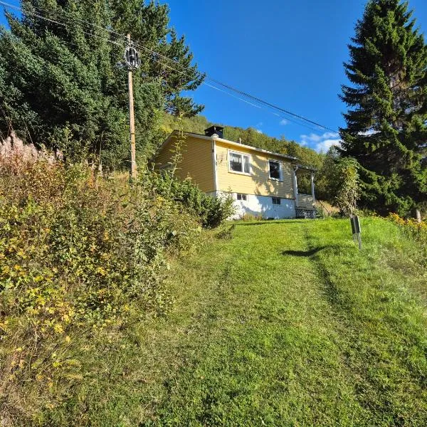 Sjarmerende 50-tallshus med utsikt og ro, hotel v destinaci Olderdalen