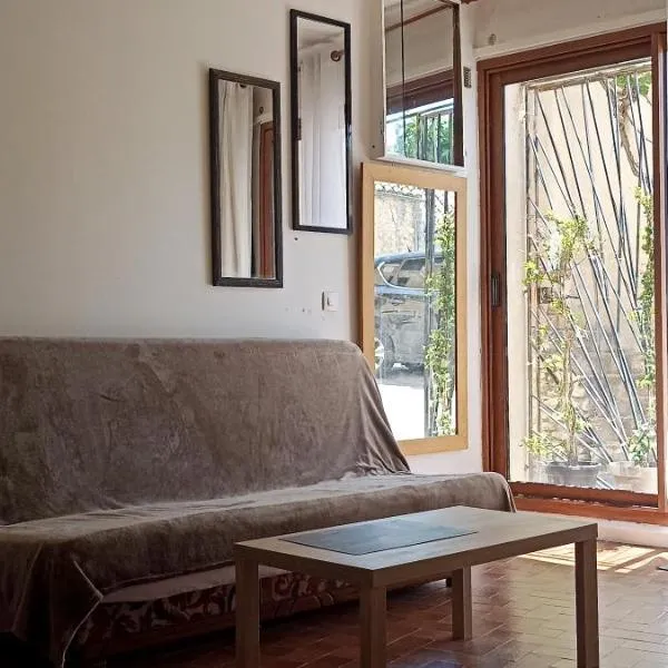 Studio privé - maison de village, hotell i Valensole