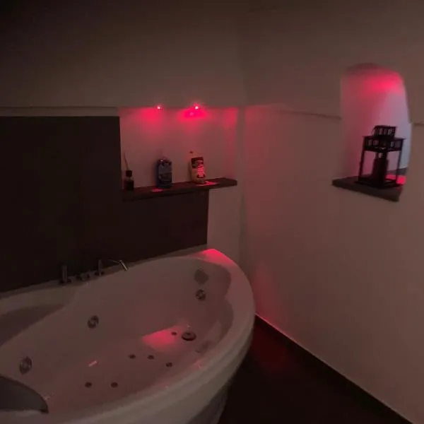 Casa vacanza A Cola - con Jacuzzi โรงแรมในRocchetta Nervina