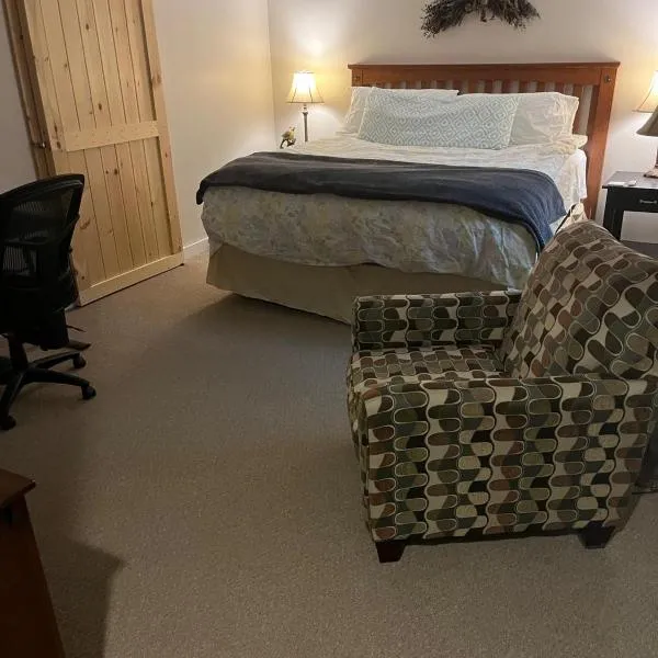 Modern Garden Suite with Ultra-Fast Fiber Near Stowe, Hotel in Morristown