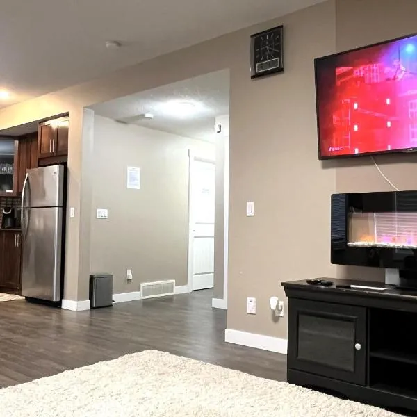 Spacious Private Cozy Walkout Entire Suite Close to Airport, Downtown, Shops, Stampede & Rocky Mountains with many Amenities in Panorama Hills NW - 4 Can Sleep, מלון בקלגרי