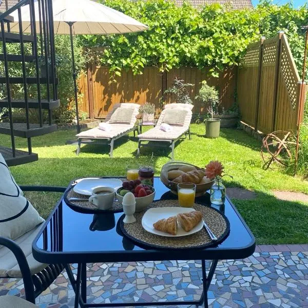Ferienwohnung SaarPolygonblick, Gartenoase mit Terrasse, hótel í Ensdorf