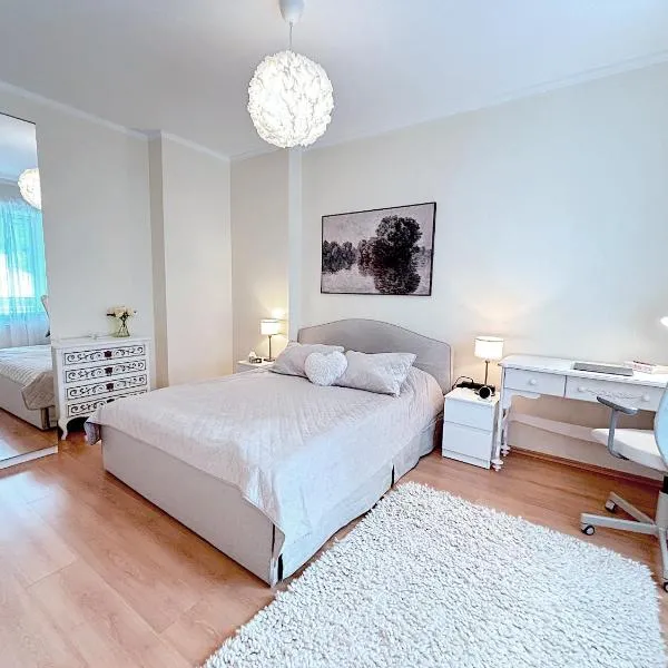 Elegant and bright flat in a quiet area โรงแรมในรีกา