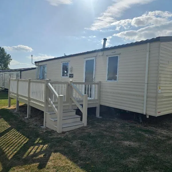 3 bed static van with decking, отель в городе Димчерч