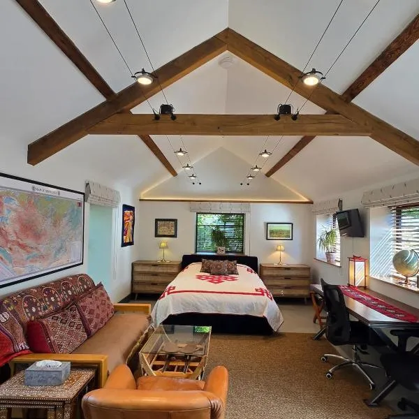 Spacious Studio - Bicester Village & Silverstone, hotel en Middleton Stoney