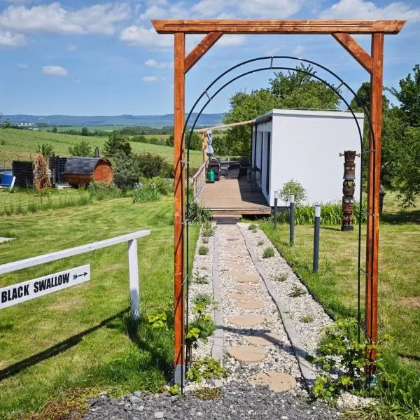Ranch 66 - Wellness Tiny House Black Swallow ve stylu Route 66 se saunou, koupacím sudem a bazénem, hotel din Tršice