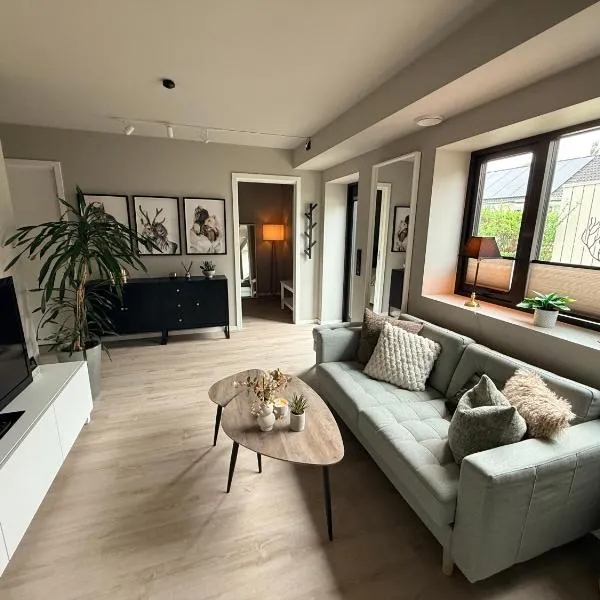 Central, Quiet and Modern Apartment with parking & private patio, hotel v destinácii Sandnes