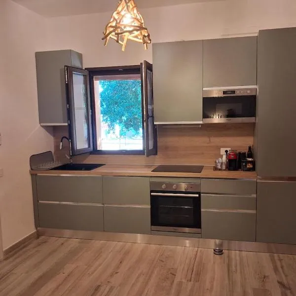 Monolocale a 200 m dal mare con Wi-Fi e parcheggio, хотел в Коста Рей