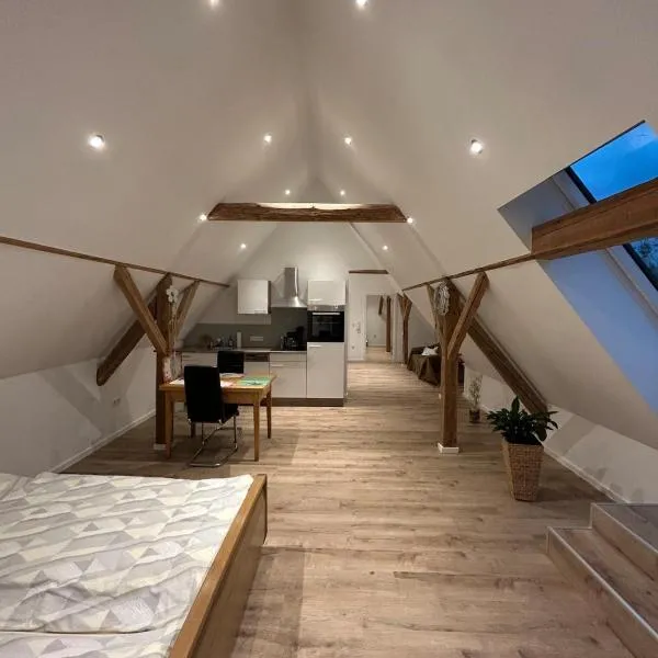Helles Apartment mit Dachbalkon & Kingsize-Bett, hotel in Bad Wünnenberg