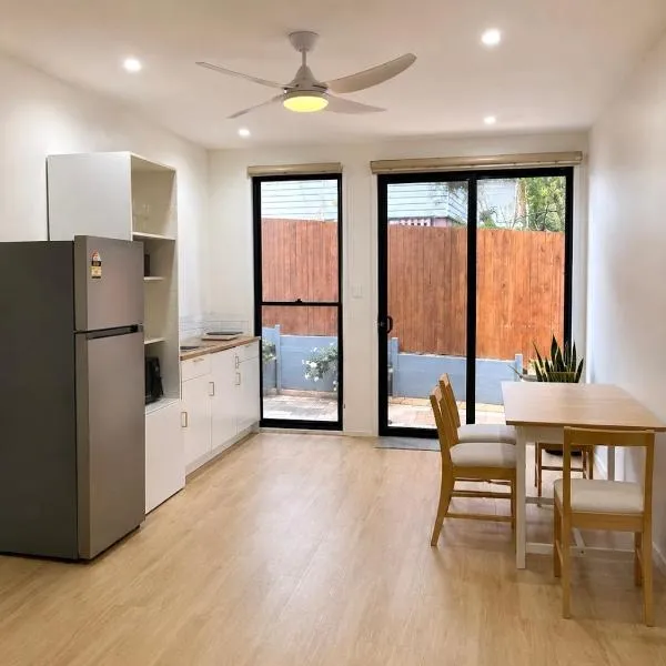 Newly Renovated 2BR Guest Suite with Private Entry、ブリスベンのホテル