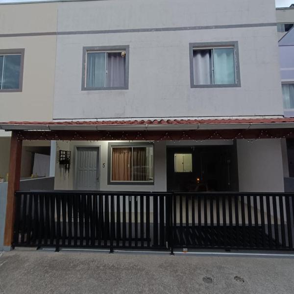 Casa com tres quartos e garagem