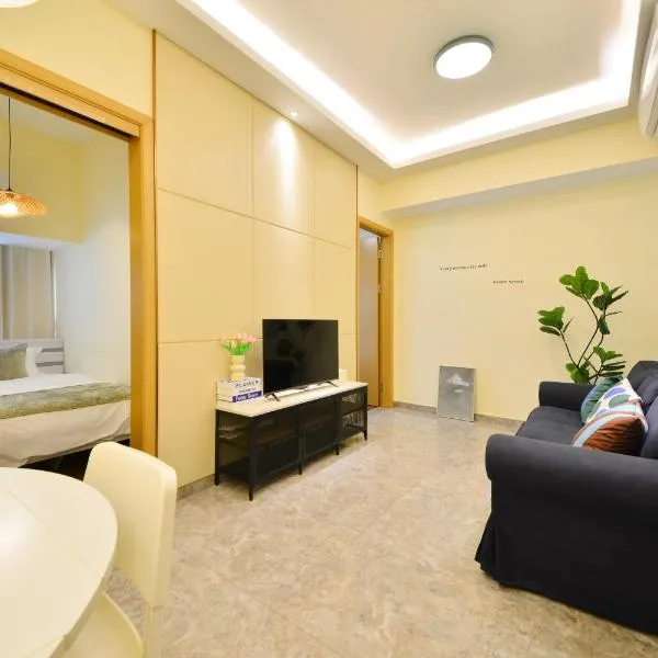 Extra-large, luxurious three-bedroom, two-bedroom apartment in Bantian, near Shenzhen North Huawei Tianan Cloud Valley, hotel sa Shenzhen